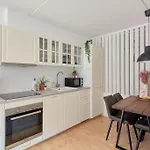 Luxury - Family Friendly - Central - Cozy- Balcony