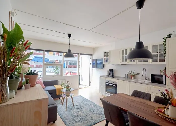 Luxury - Family Friendly - Central - Cozy- Balcony